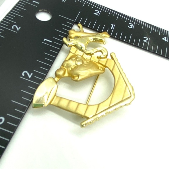 Doghouse Cat and Dog Goldtone Brooch - Picture 2 of 4